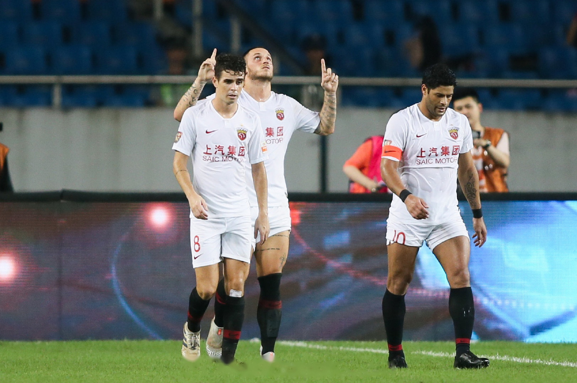 半岛体育-中超联赛首秀！上港战平辽宁挤进中超前四