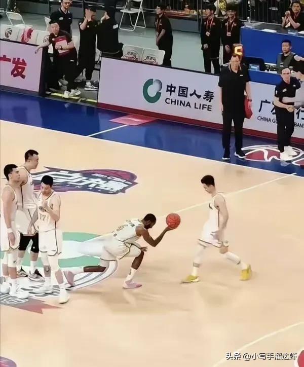 半岛体育-广东宏远主场小胜浙江稠州，提前晋级季后赛