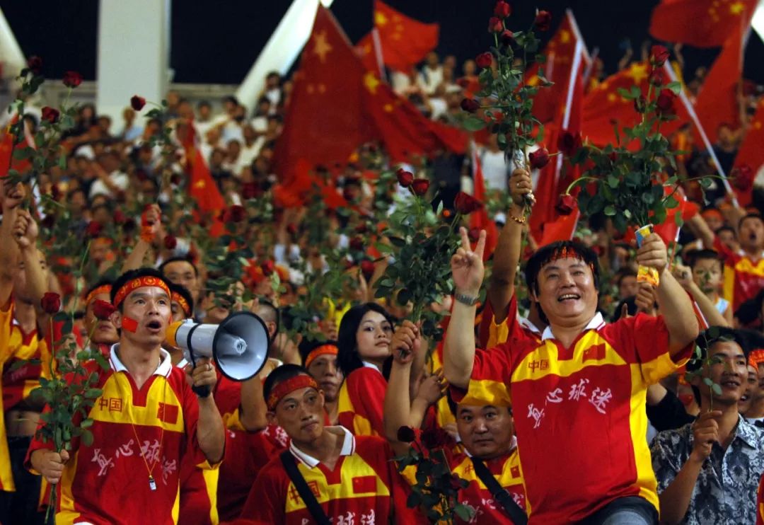 半岛体育-嘉年华氛围！女足赛场上的热闹场面
