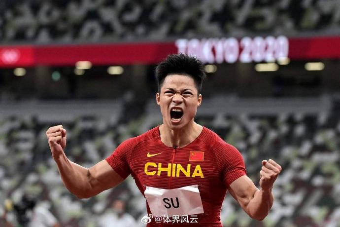 半岛体育-球员们奋力拼搏，为荣誉而战