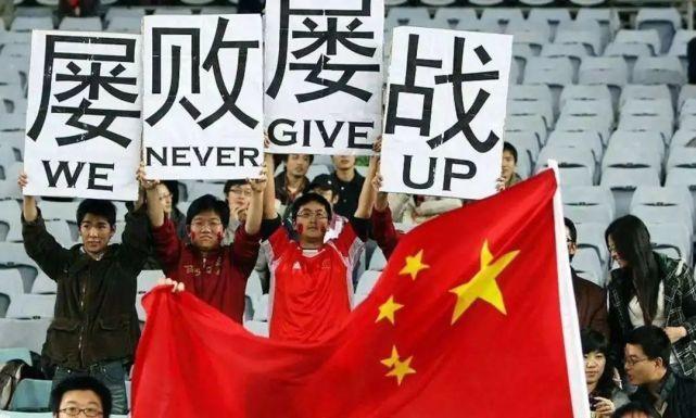 半岛体育-阿曼女足队员团结合作，赢得喝彩