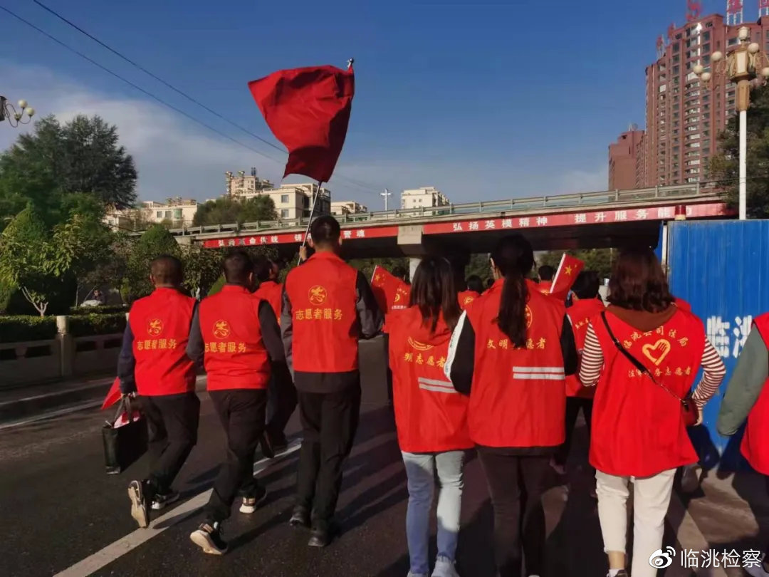 半岛体育-尼克斯队球员参加志愿者服务活动