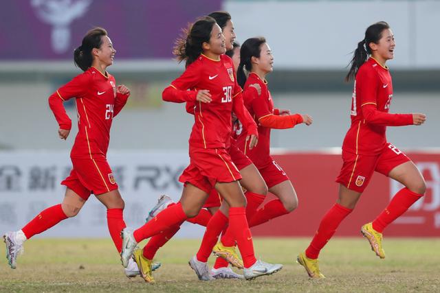 半岛体育-逐梦足球场：中国女足铁蹄奔腾