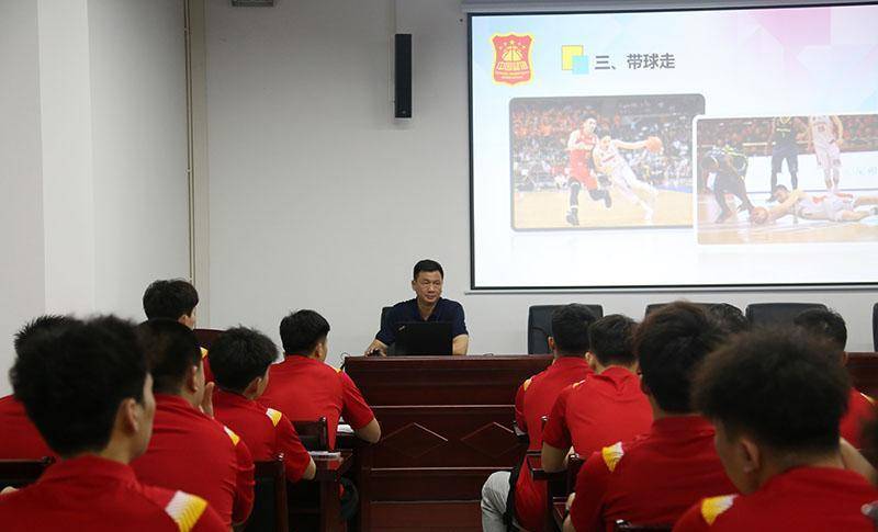 半岛体育-篮协邀请外国教练培训，提升水平