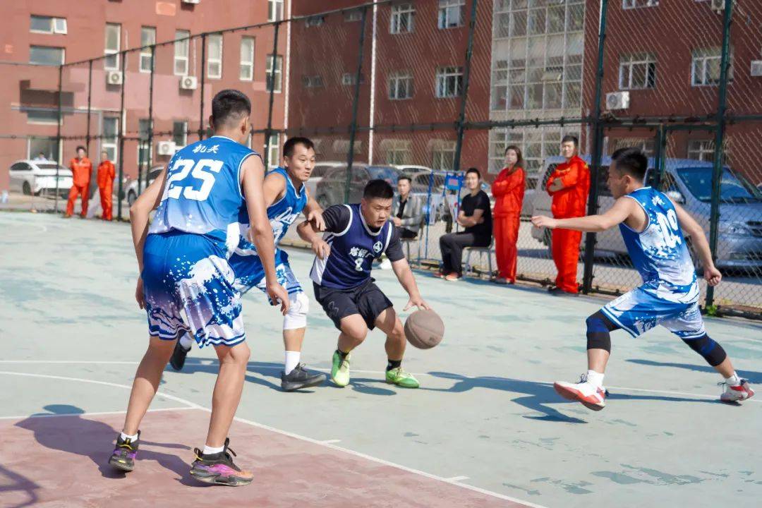 半岛体育-球员实力飙升，篮球职业赛场争锋散发激情