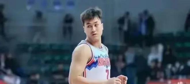 半岛体育-卡利亚里前锋乌丁尼奥表现糟糕，面临替补