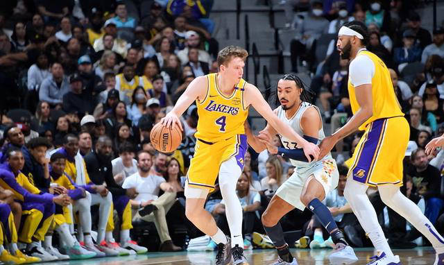 半岛体育-NBA新秀表现抢眼，球风各异莫测