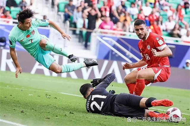 半岛体育-热门球队激战中，国内足球赛事成焦点